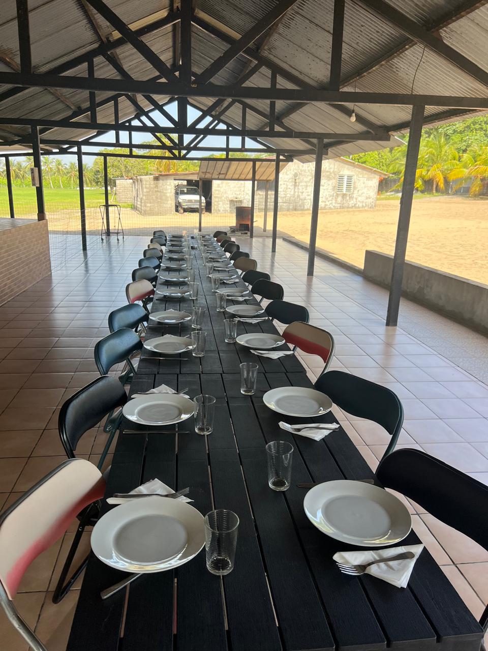 Salle de restauration à l'Îlot Caïmans, Sinnamary